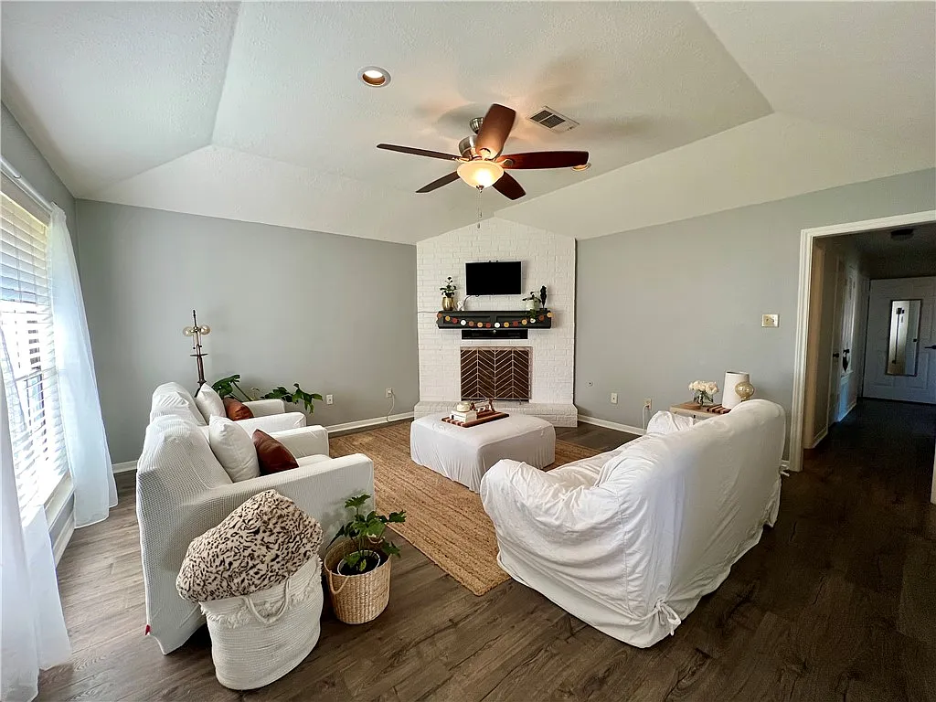 Building Photo - 3304 Bahia Dr