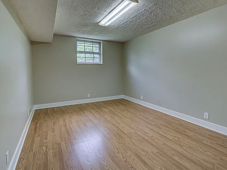 9521 Mobile Dr — Photo 37