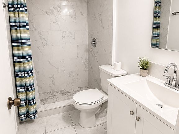 5th image of 16701 NE 14th Ave APT 106