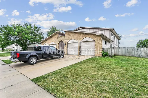 2303 S White Oak Dr Photo 1