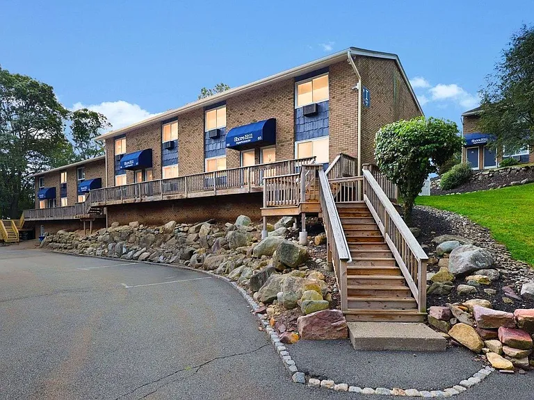 Shore Hill Apartments — Photo 17