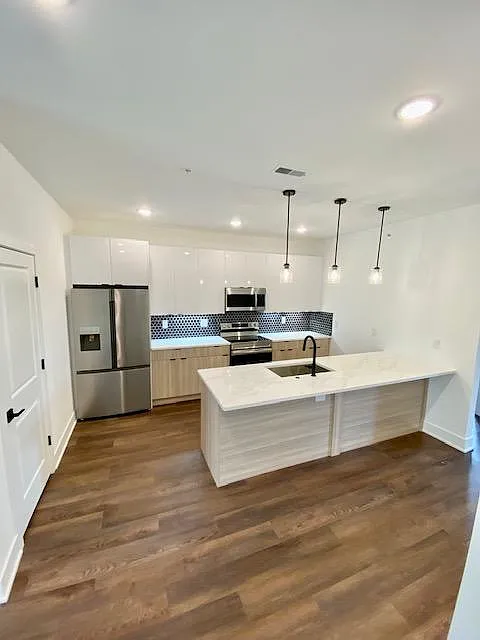 3 bed, 3.5 bath, 1350 sqft, $2,100 — Photo 2