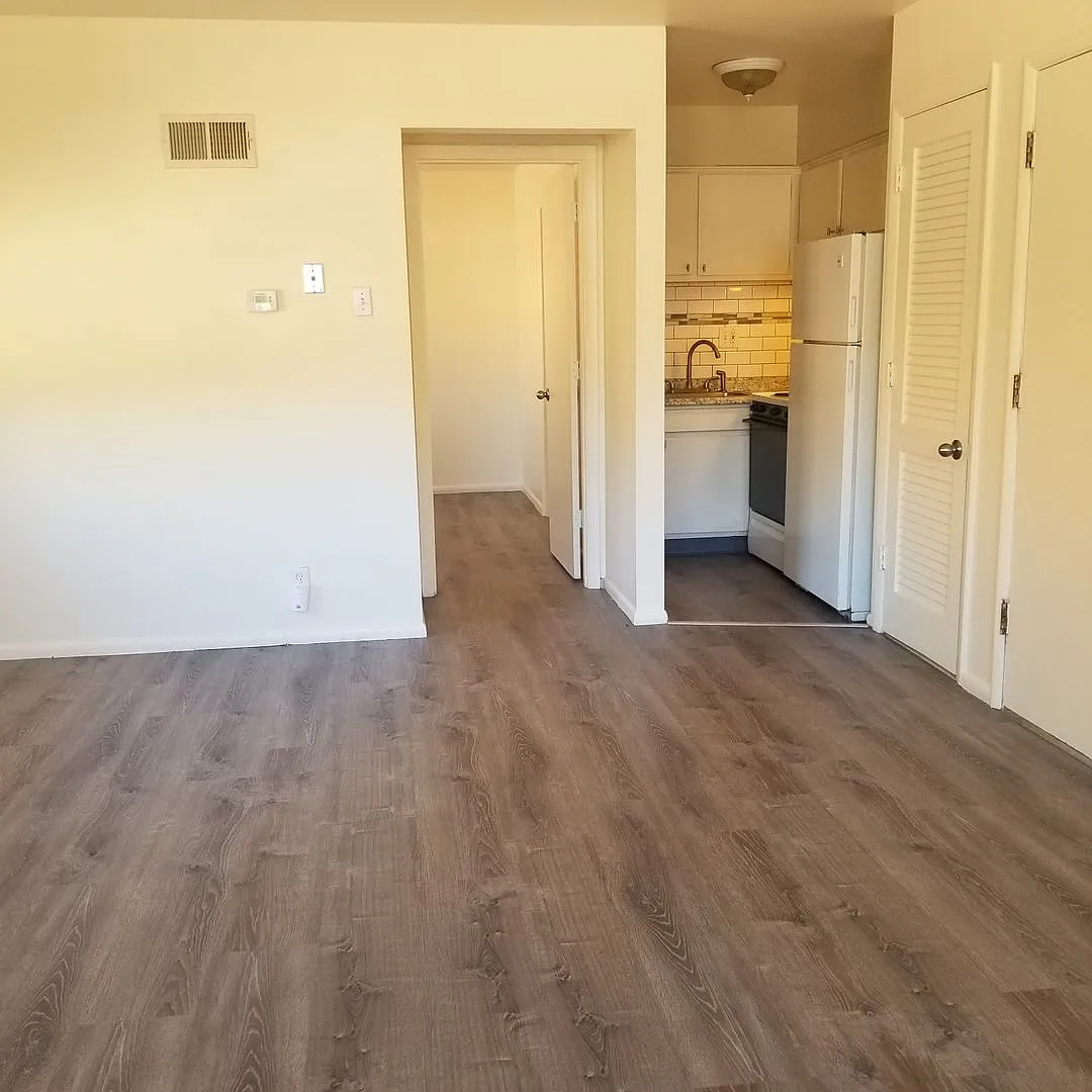 (575) 2144 Yale Ave — Photo 4