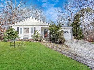 21 Tulip Ct, Moriches, NY 11955