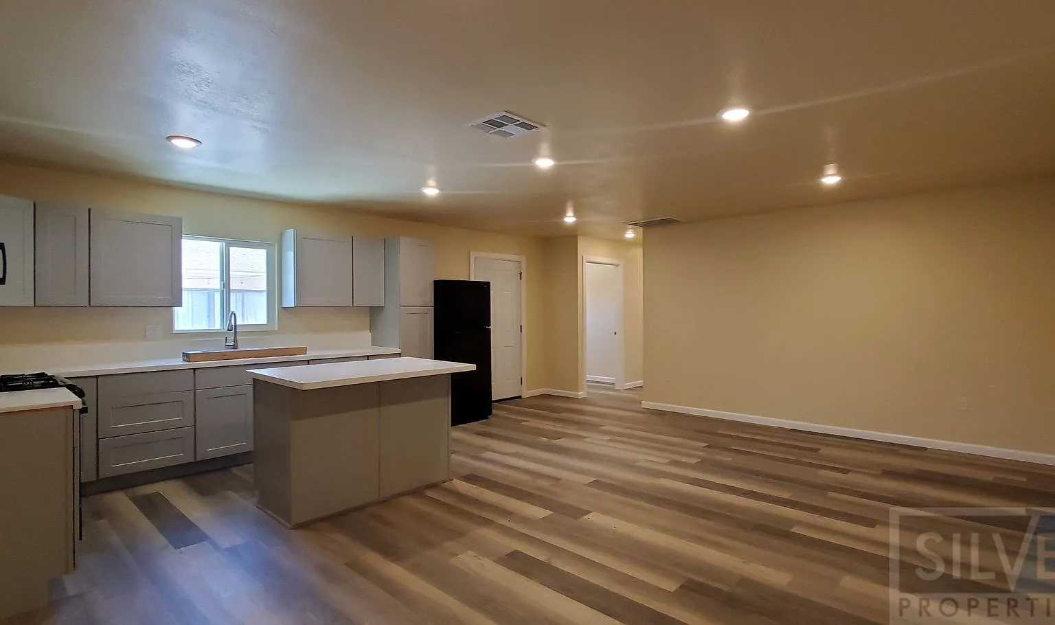 1390 Yale Place — Photo 3