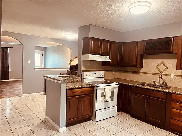 1572 Kings Rd — Photo 4