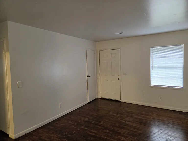 1603 Apple Valley Dr — Photo 2