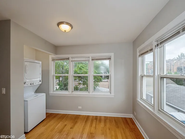 1915 N Winchester Ave #2E — Photo 8