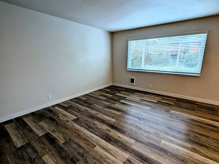 Eleanor Apartments — Photo 12