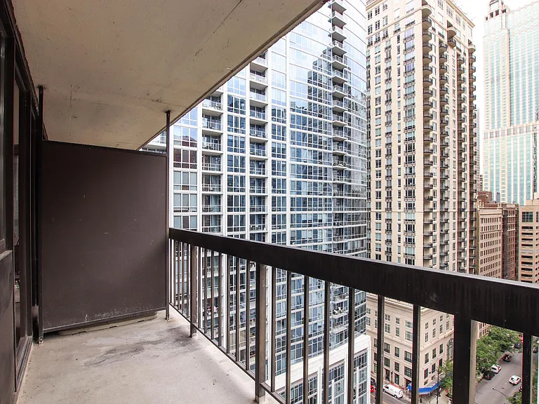 33 W Delaware Pl #19A — Photo 8