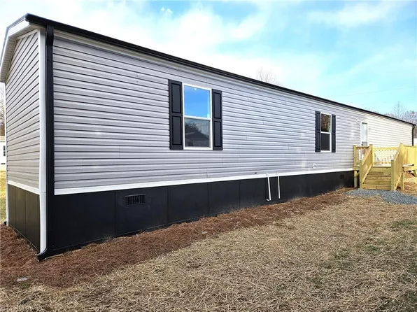 1075 Willow Creek Dr, Pinnacle, NC 27043