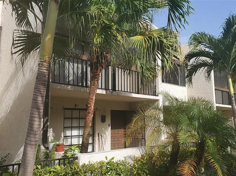 721 SE 1st Way #C13 — Photo 2