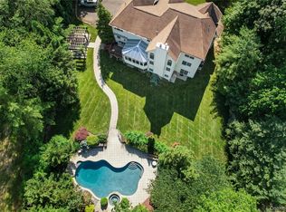 9 Ronwood Road, Chestnut Ridge, NY 10977