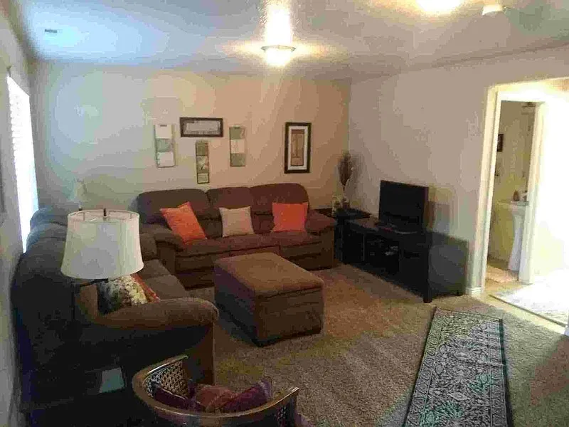Pet Friendly, Furnished, New Flooring in St. Georg — Photo 4