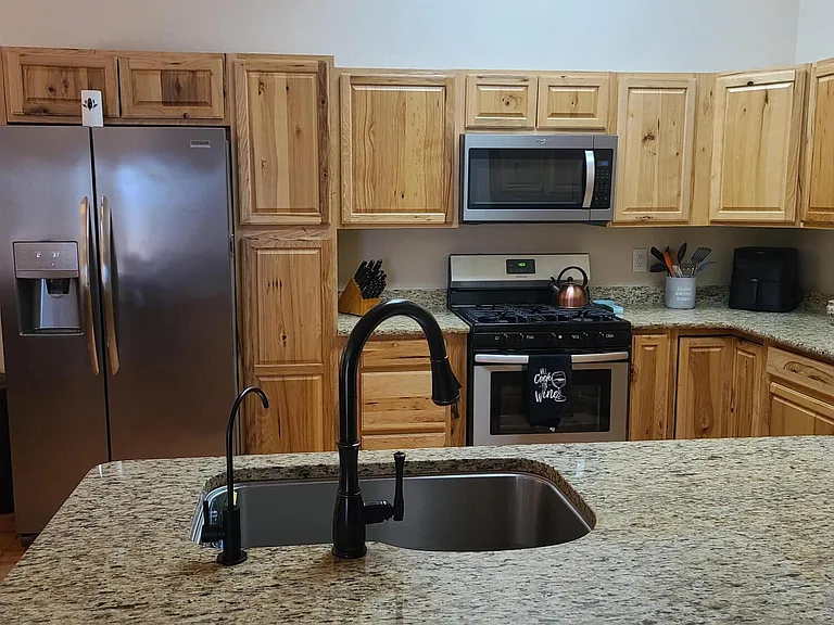 2010 Bombay Dr — Photo 34