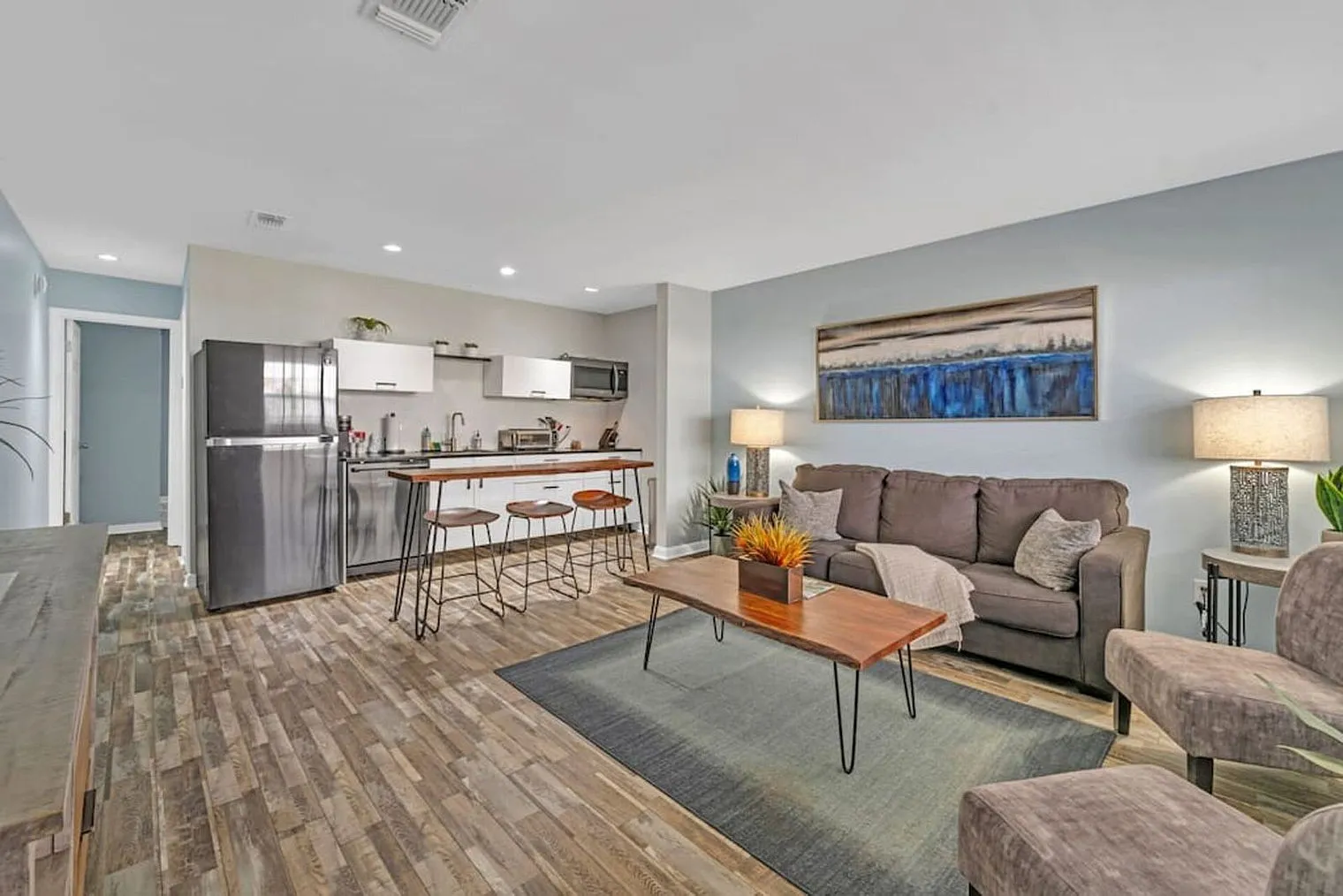 1 bed, 1.0 bath, 6458 sqft, $2,013 — Photo 2