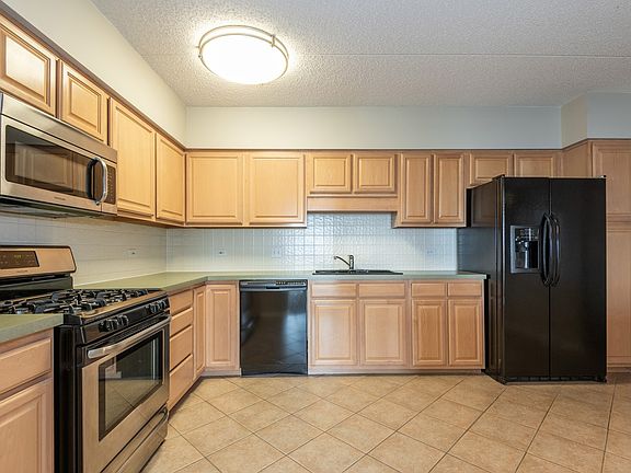 4th image of 5555 N Cumberland Ave Unit 805