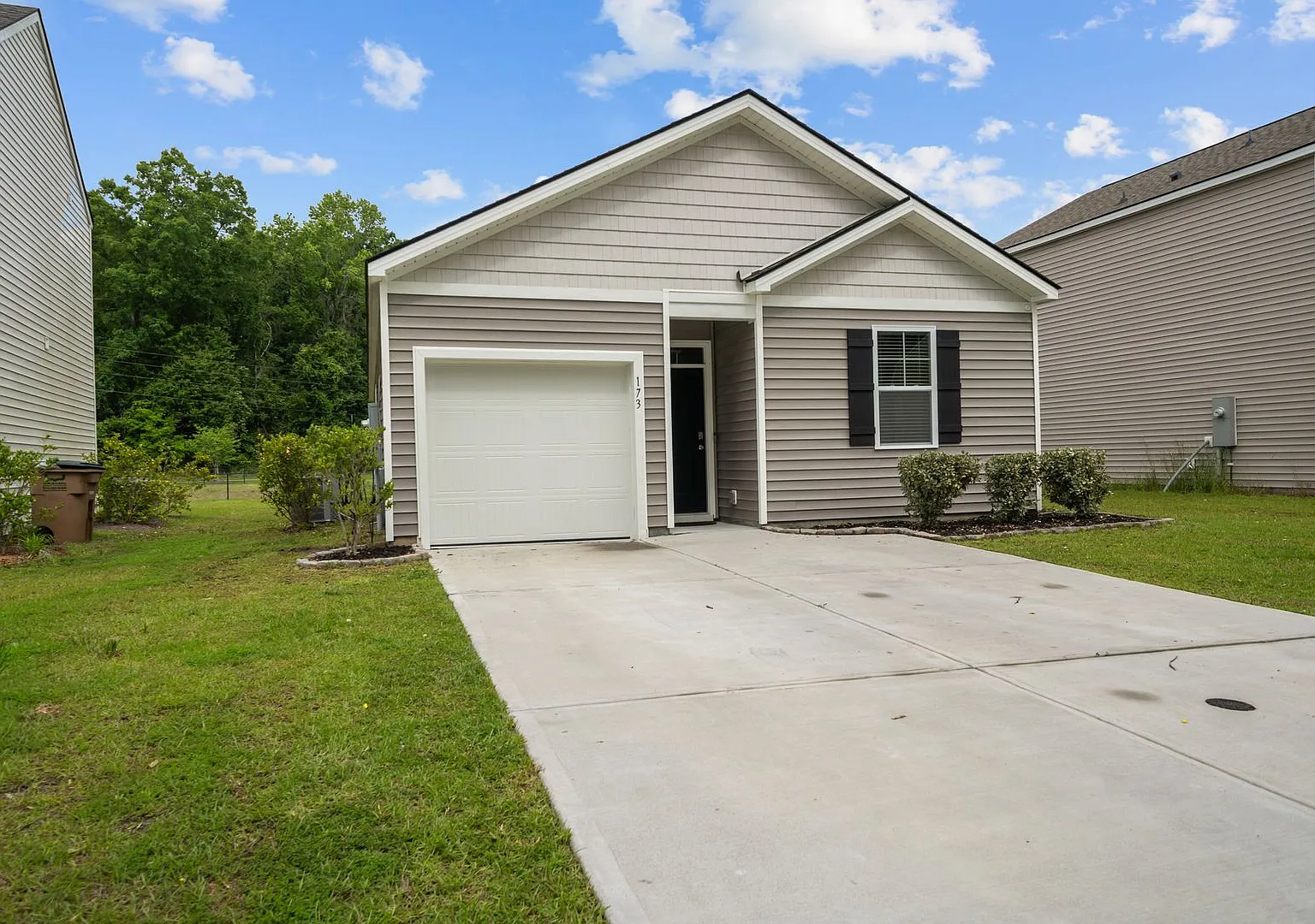 Spacious 4-Bedroom Home Near Fort Stewart with Open Floor Plan & Large Backyard — Photo 2