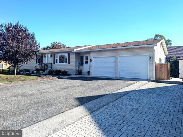 25 Apple Ave, Gettysburg, PA 17325