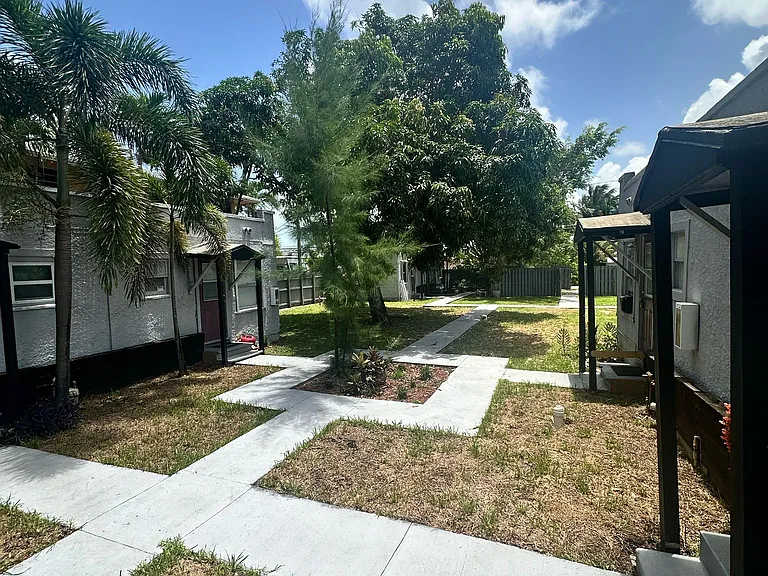 25 SW 10th St #8 — Photo 8
