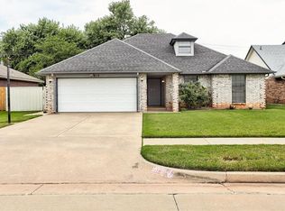 913 N Avery Dr, Moore, OK 73160