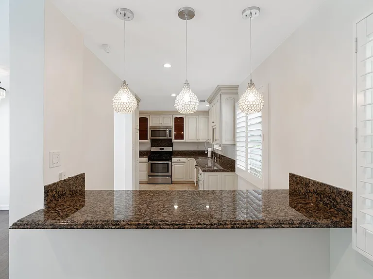 1030 Cynthia Ave — Photo 7