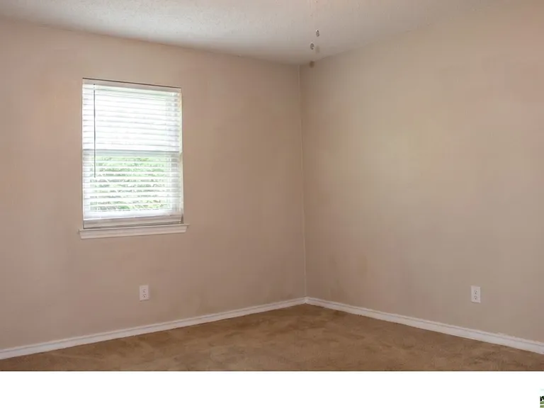 211 E Hogan Dr — Photo 10