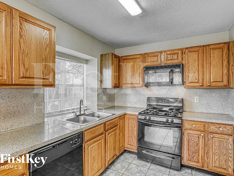 18614 Seaton Dr — Photo 11
