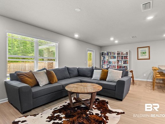 4th image of 2606 Windmere Dr E