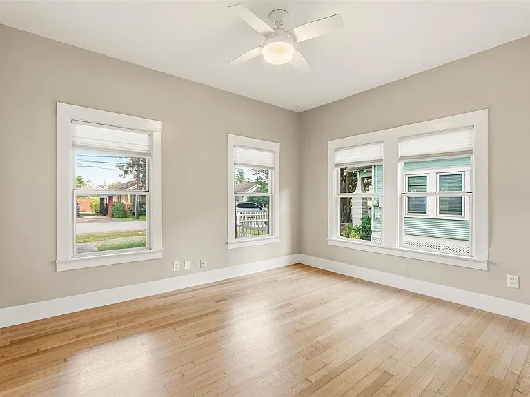 2223 Singleton St — Photo 11