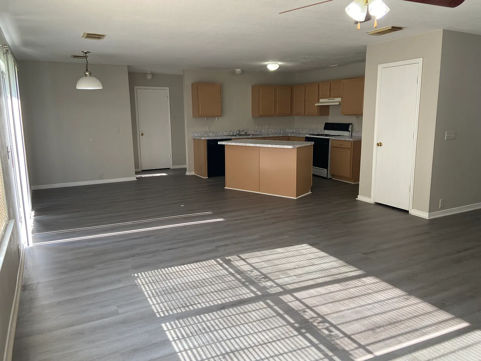 4 bed, 2562 sqft, $2,585 — Photo 2