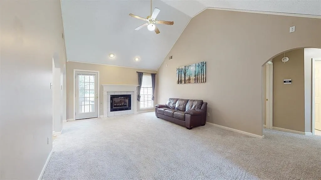 4 bed, 2.0 bath, 1710 sqft, $2,550 — Photo 3