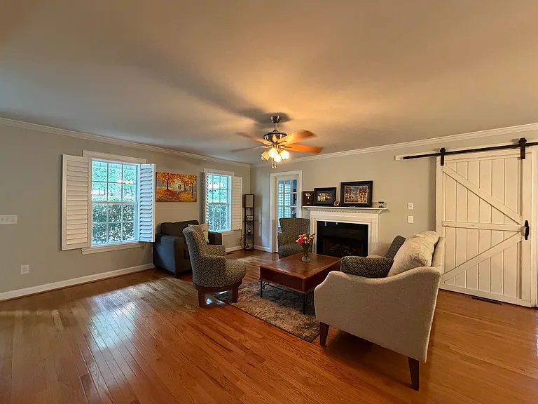 35 Woodbury Ln — Photo 3