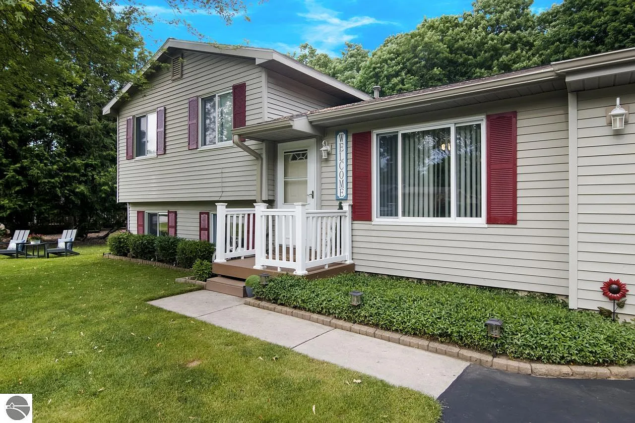1364 Silverwood Dr photo 1