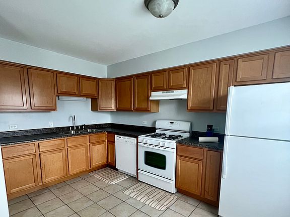 3rd image of 214 S Leavitt St Unit 2