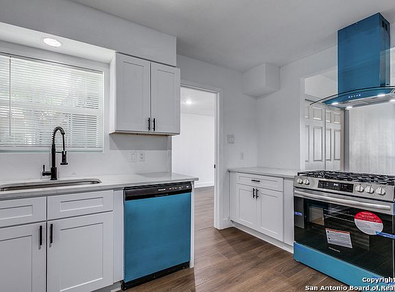4th image of 819 Spring Park St