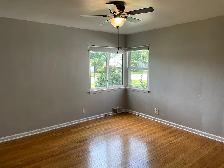 1519 Rockne Dr — Photo 13