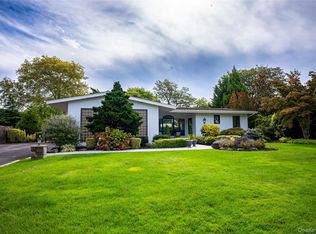 11 Saltmeadow Ln, Bayport, NY