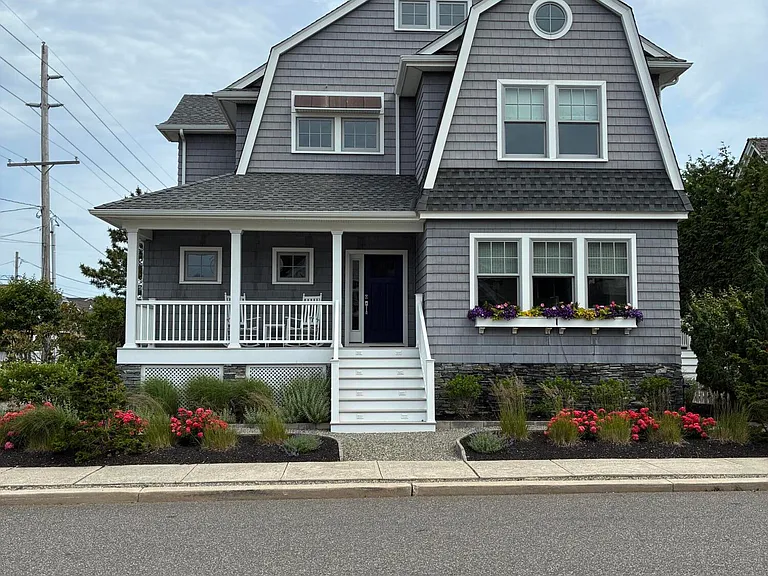 104 Stephens Pl — Photo 1