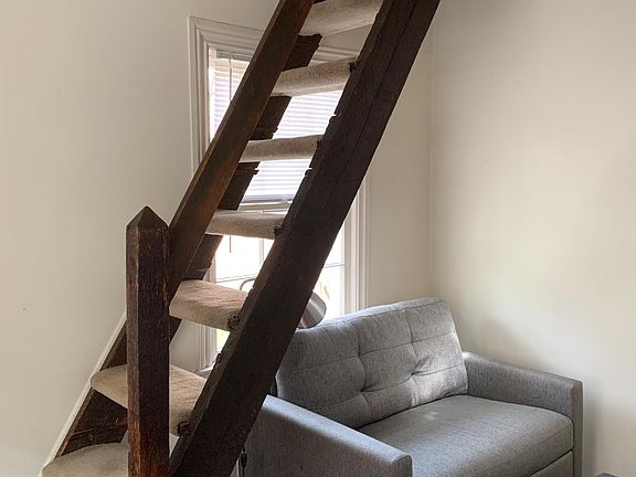 Little dressing room or study leading to the loft bedroom.