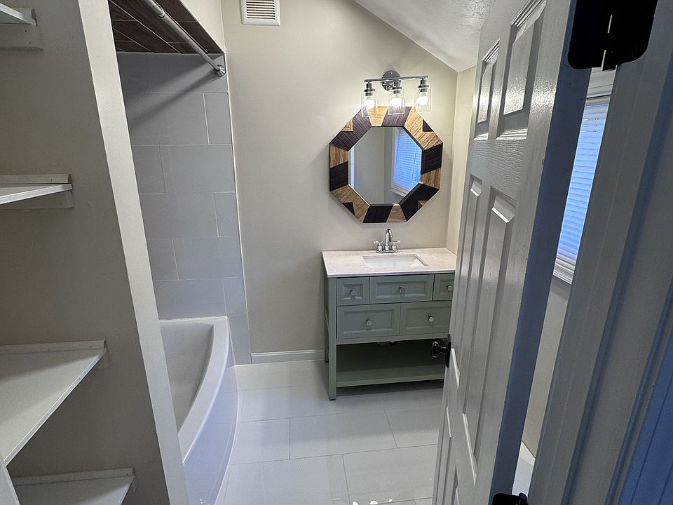 Downstairs Bath (heated floors!)