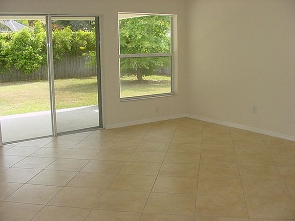 4th image of 802 SE Streamlet Ave