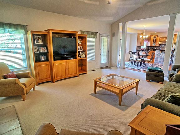 3rd image of 914 Ascot Dr
