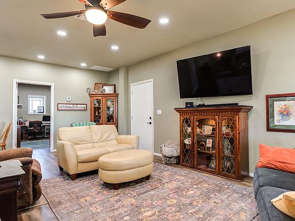 5th image of 1630 Pecan Dr