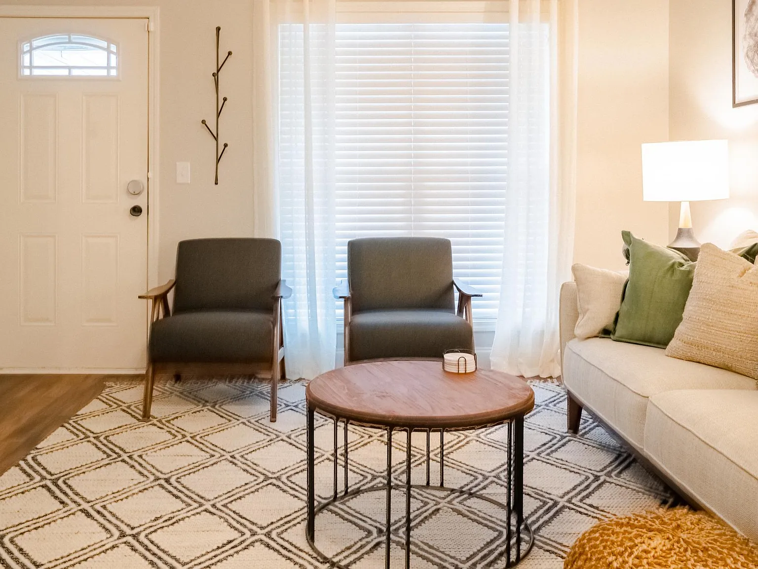 3 bed, 1242 sqft, $3,800 — Photo 4