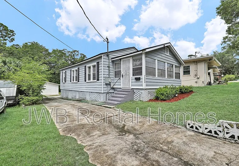 7124 Lorain St — Photo 1