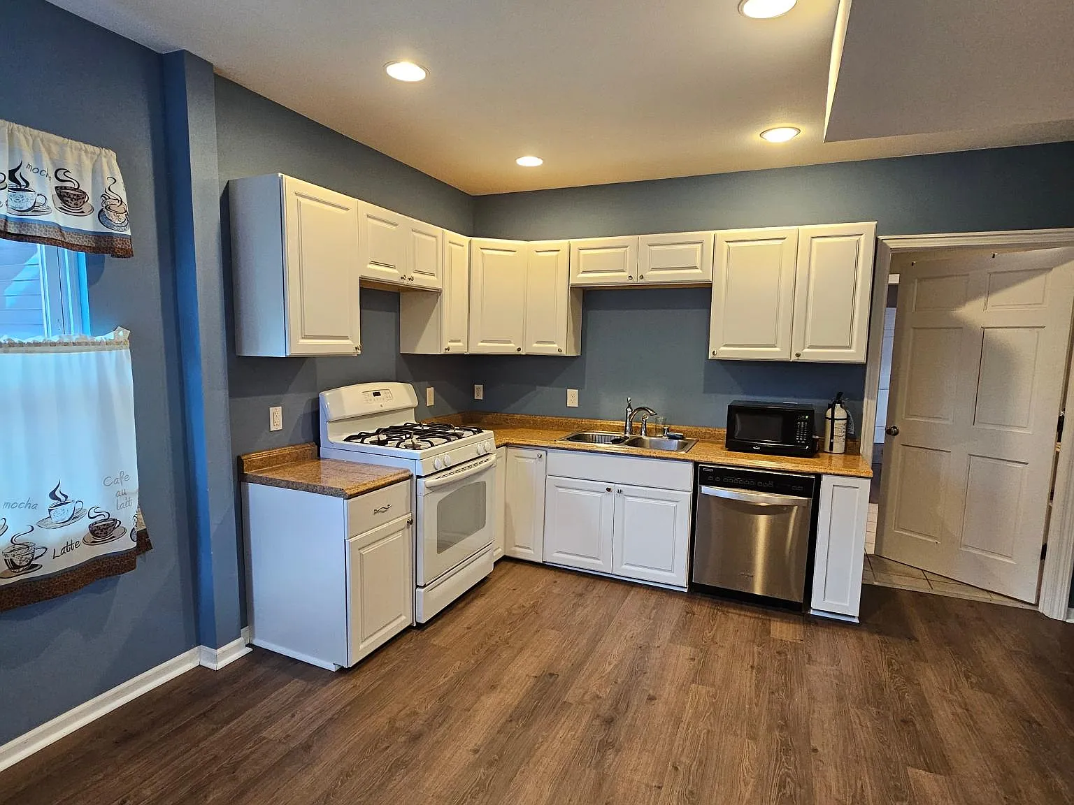 2 bed, 1472 sqft, $2,100 — Photo 3