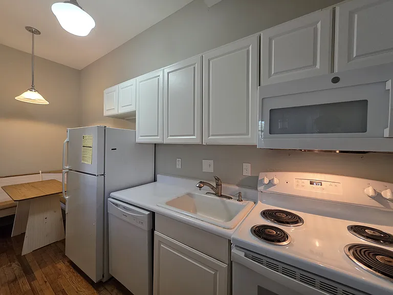 49 Warren St #C — Photo 4
