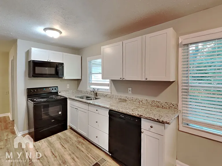 502 Fairlane Cir NW — Photo 8