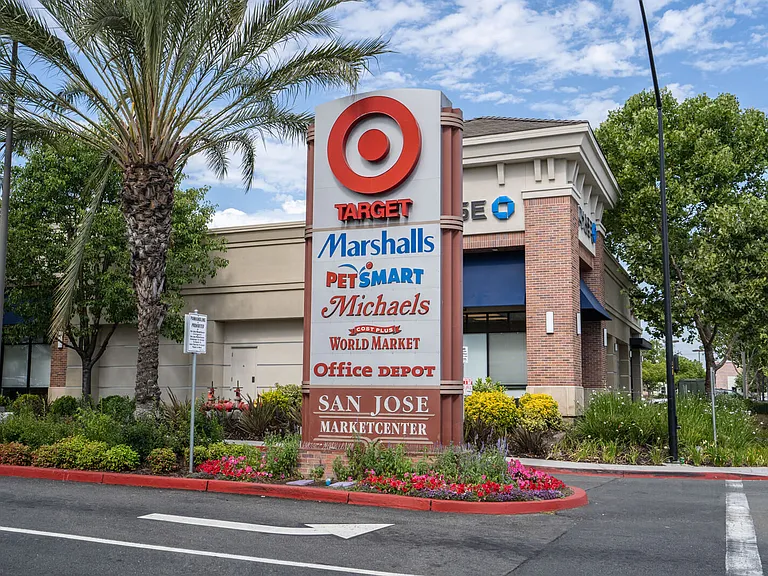 Shopping centers are only minutes away